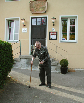 Peter Koppen mit Krckstock - Single-Stick-Walking - Die allerletzte groe Trendsportart des Menschen (vor dem Rollstuhl)